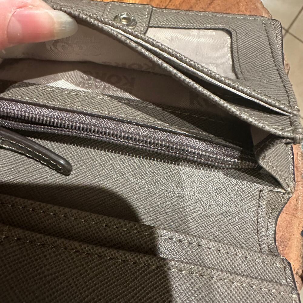 Michael Kors Taupe Wallet Jet Set Medium Travel Everyday Perfect Size ID Slot - Picture 4 of 8